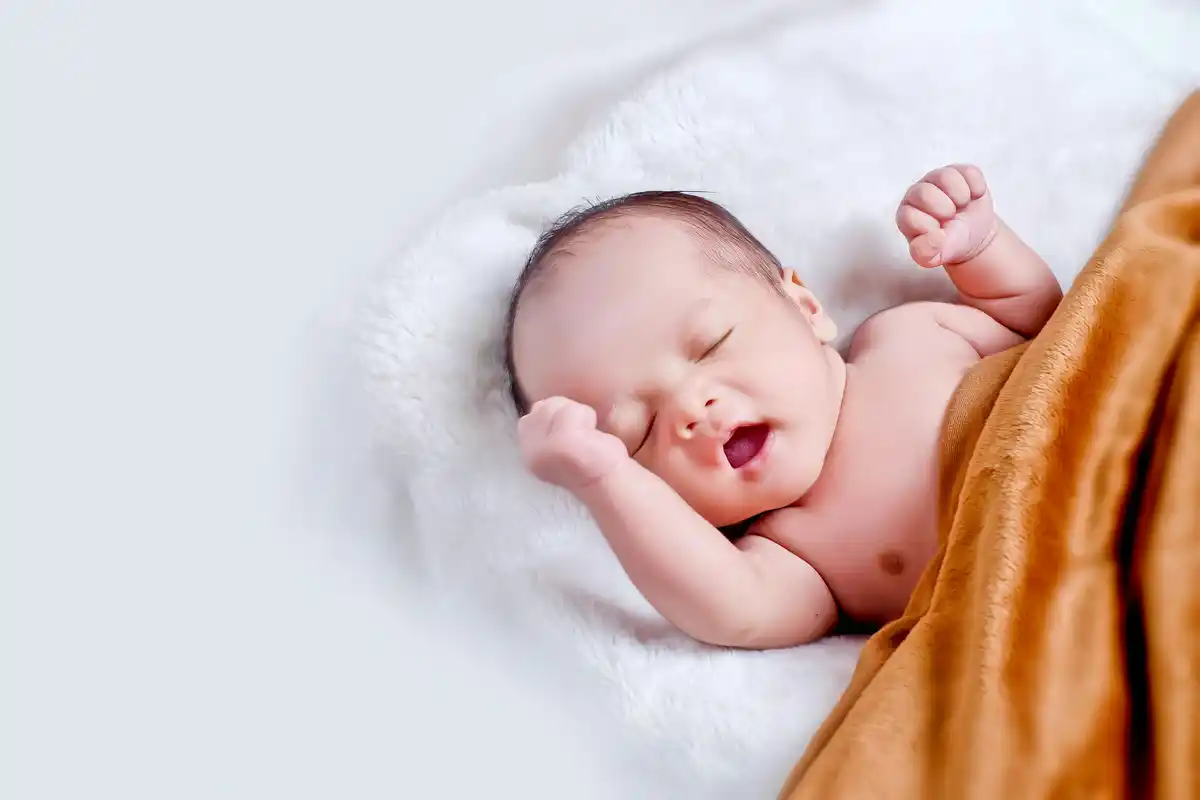 모로반사가 있는 신생아기 사진